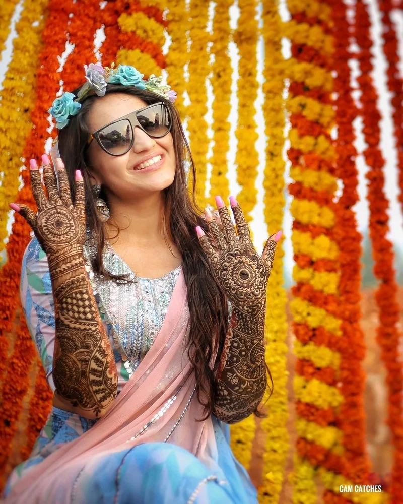 Professional mehandi artist in Ghaziabad applying bridal henna design
