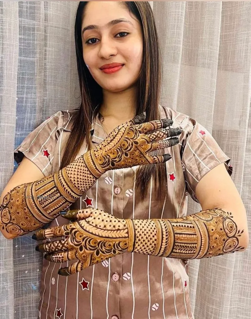 Professional mehandi artist in Ghaziabad applying bridal henna design