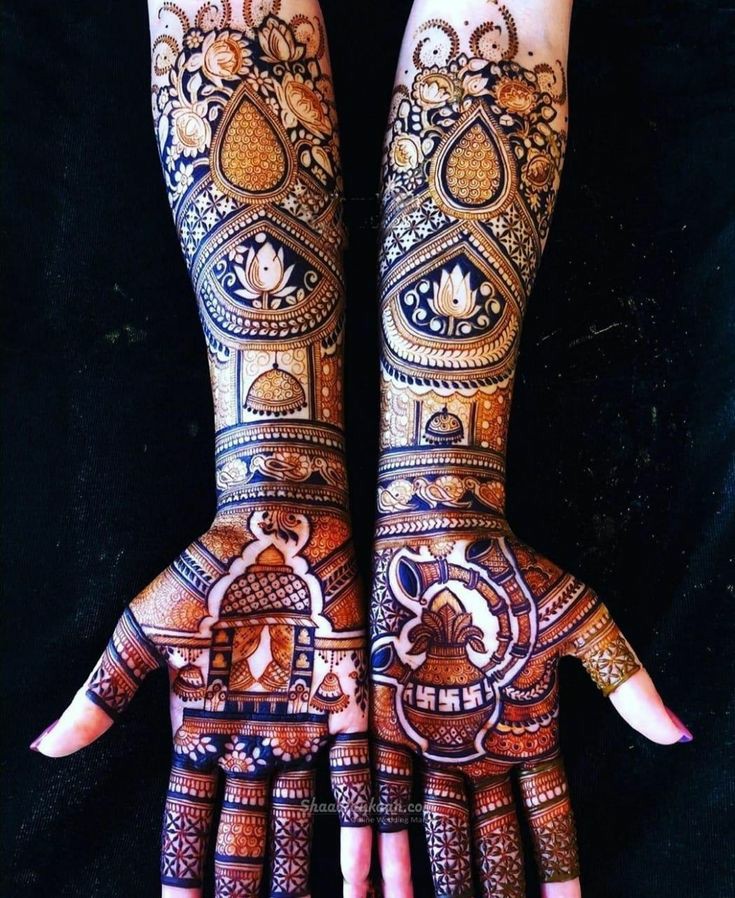 Professional artist applying hand Mehandi designs with organic henna