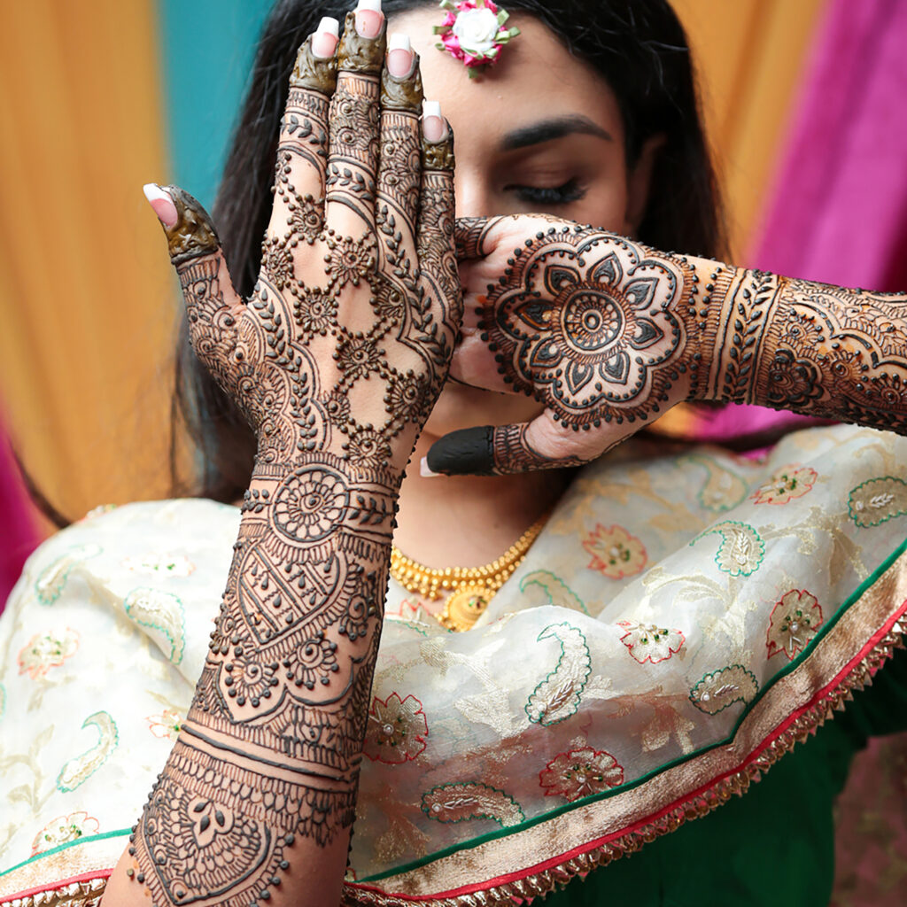 Mehandi artist in Ghazibad creating customized bridal mehandi designs using natural henna