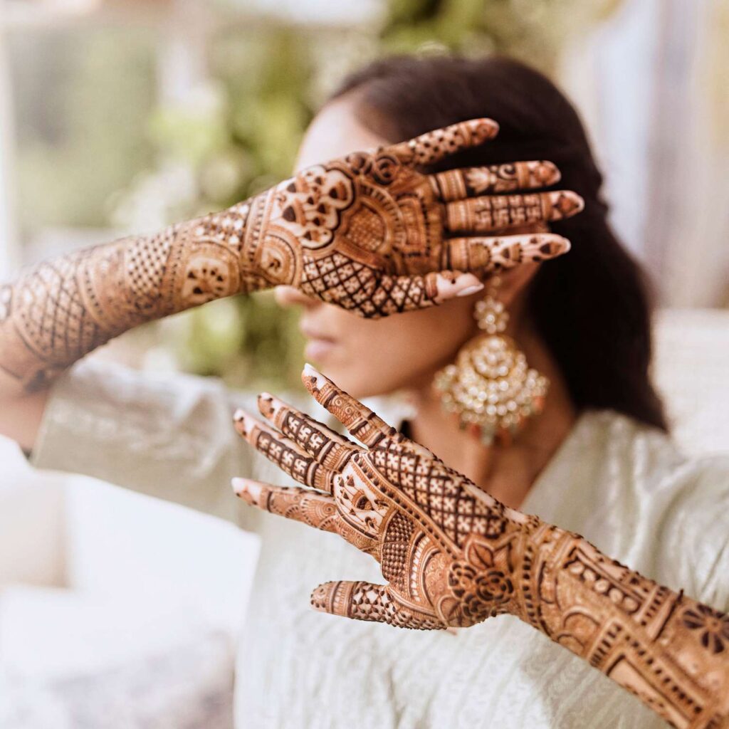 Traditional mehandi design by professional mehandi artist in Ghaziabad