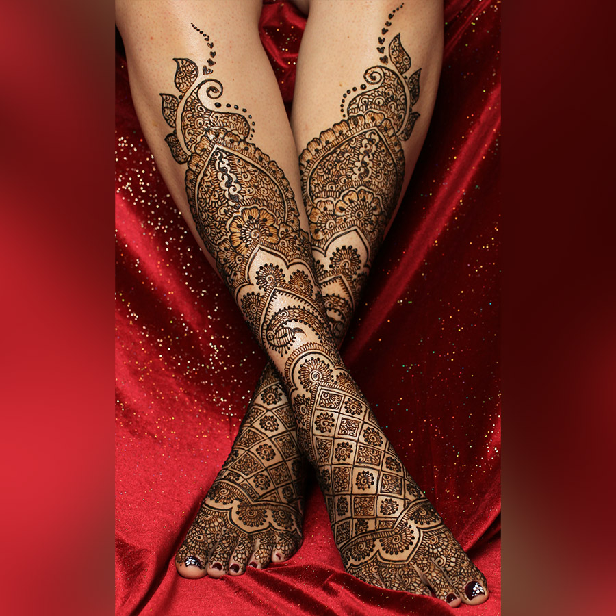 Mehandi artist in Ghazibad creating customized bridal mehandi designs using natural henna