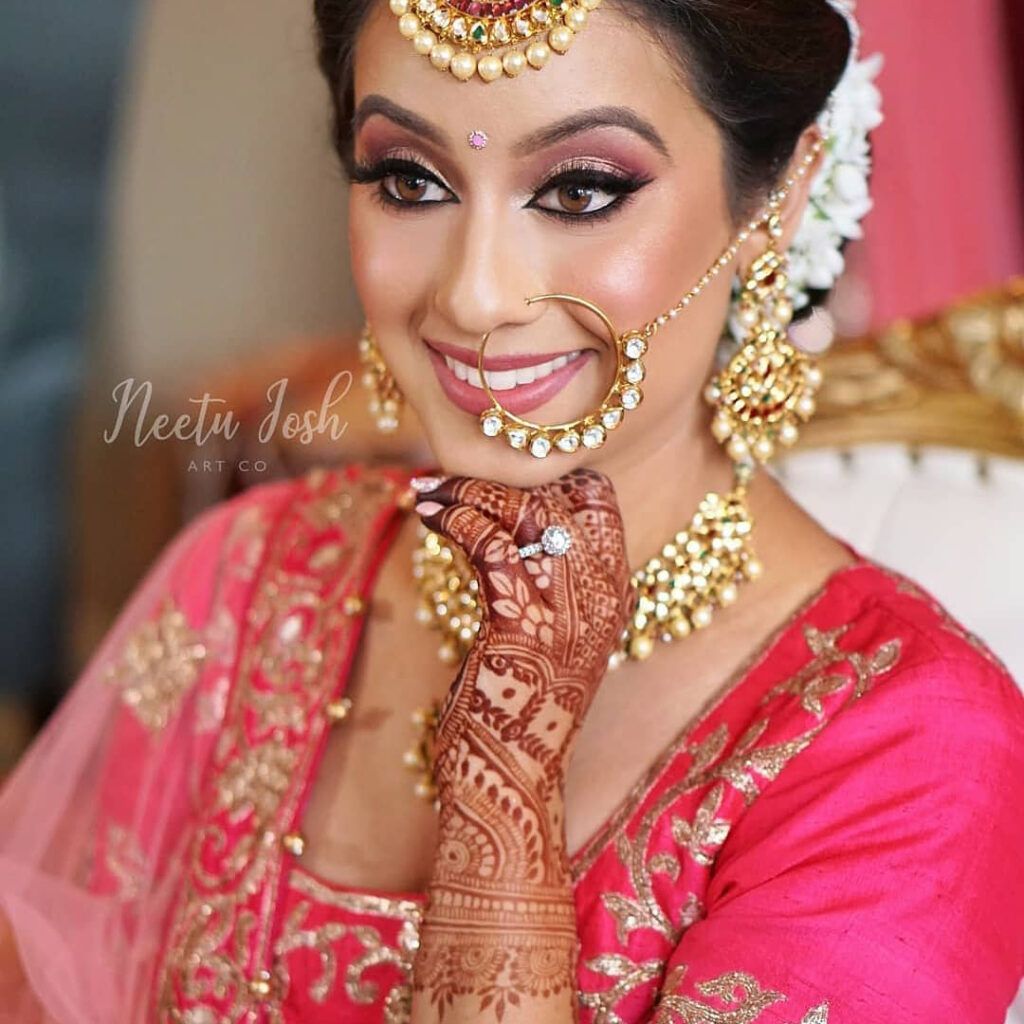 Mehandi artist in Ghazibad creating customized bridal mehandi designs using natural henna