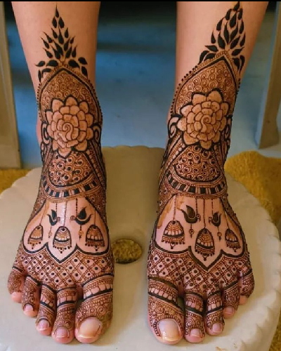 Professional Foot Mehndi Artist applying intricate bridal foot henna design