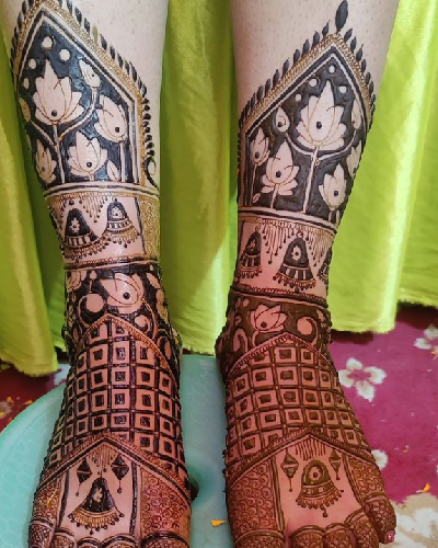 Professional Foot Mehndi Artist applying intricate bridal foot henna design