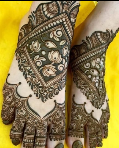 Professional Foot Mehndi Artist applying intricate bridal foot henna design