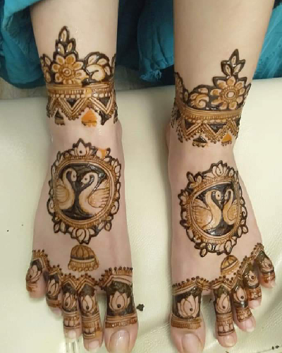Professional Foot Mehndi Artist applying intricate bridal foot henna design