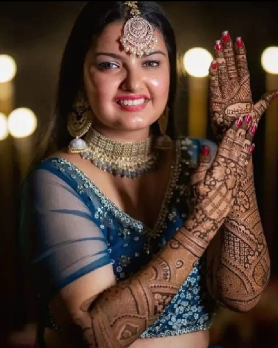 Mehandi artist in Ghazibad applying customized henna mehandi designs for bridal wedding ceremony